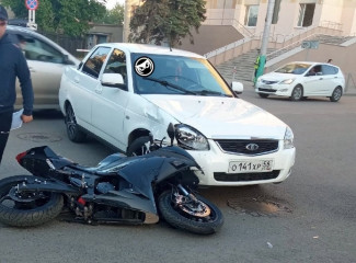 В центре Пензы мотоцикл столкнулся с легковушкой: на месте работали врачи