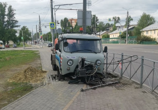 На улице Терновского в Пензе коммунальную технику «засосала черная дыра»