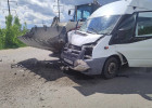 В Пензе в жестком ДТП со спецтехникой разворотило маршрутку