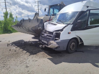 В Пензе в жестком ДТП со спецтехникой разворотило маршрутку