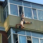 Мужчина выпал из окна многоэтажного дома на улице Коммунистической