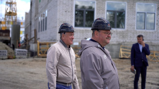 Губернатор похвалил строителей за скорость возведения школы в Спутнике
