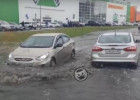 «Машины тонут». Пензенцы жалуются на «озеро» возле ТЦ в Арбеково
