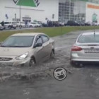 «Машины тонут». Пензенцы жалуются на «озеро» возле ТЦ в Арбеково
