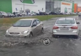 «Машины тонут». Пензенцы жалуются на «озеро» возле ТЦ в Арбеково