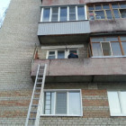 Пензенские спасатели через балкон попали к запертому в квартире ребенку