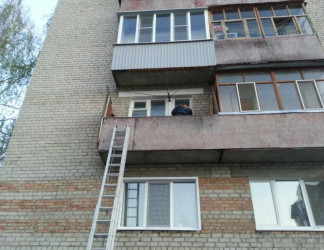 Пензенские спасатели через балкон попали к запертому в квартире ребенку