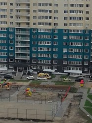 В Спутнике из окна жилого дома выпал мужчина 