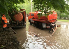Пензенские коммунальщики продолжают откачивать воду с городских улиц