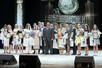 Пензенский губернатор поздравил выпускников на балу медалистов