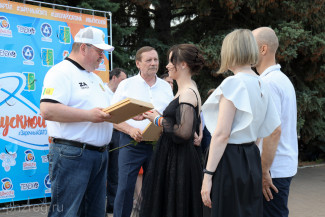 Олег Мельниченко приехал в Заречный, чтобы лично поздравить выпускников