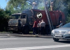 На окраине Пензы семь человек тушили полыхающий мусоровоз