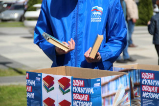 Единороссы начали поставку русской литературы и учебников на Донбасс