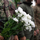 В Пензе росгвардейцев, вернувшихся из Украины, встретили с букетами белых хризантем