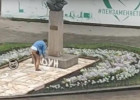 В Пензе попало на видео осквернение памятника Денису Давыдову