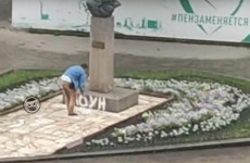 В Пензе попало на видео осквернение памятника Денису Давыдову