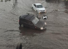 На затопленной улице в центре Пензы проваливаются в колодец машины