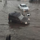 На затопленной улице в центре Пензы проваливаются в колодец машины