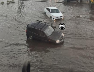На затопленной улице в центре Пензы проваливаются в колодец машины