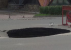 На центральной улице Пензы появилась огромная дыра в асфальте