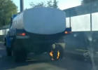 В сети появилось видео с бензовозом, загоревшимся во время движения по дороге в Пензе
