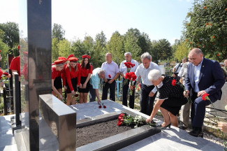 Валерий Лидин открыл обновленный памятник Михаилу Хухлову в Каменке