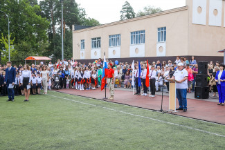 Пензенский губернатор посетил торжественную линейку в школе №19