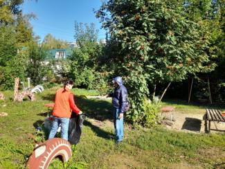 В центре Пензы очистили от мусора детские площадки