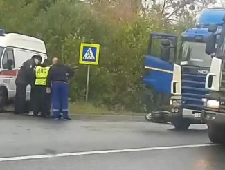 На трассе под Пензой пенсионер на скутере врезался в фуру