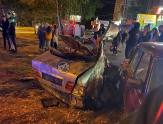 В сети появилось видео с места страшной аварии в Пензе, где легковушку разорвало на две части