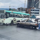 Жесткое тройное ДТП в Пензе: столкнулись две легковушки и автобус