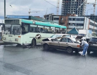 Жесткое тройное ДТП в Пензе: столкнулись две легковушки и автобус
