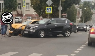 В центре Пензы произошла жесткая авария с участием такси