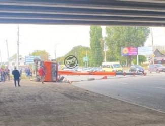 На улице Луначарского в Пензе упал на дорогу строительный кран