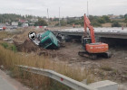 В Пензенской области упал с моста автовоз с новыми машинами