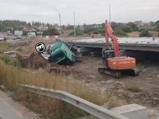 В Пензенской области упал с моста автовоз с новыми машинами