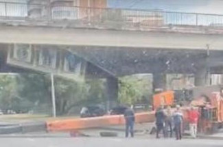 В Пензе упавший на дорогу строительный кран попал на видео