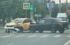 В центре Пензы случилась жесткая авария с участием такси