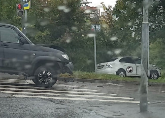 На улице Красной в Пензе две машины искорежило в жестком ДТП