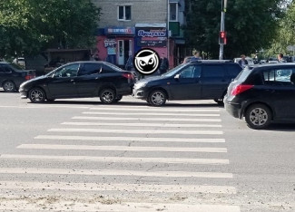 Очевидцы сообщают об аварии на улице Толстого в Пензе