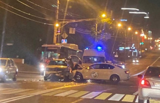 Во время жесткого ДТП на перекрестке в центре Пензы столкнулись два автомобиля