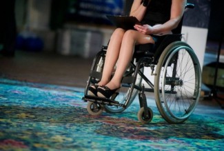 Мать зверски изрезала свою дочь, которая была прикована к инвалидной коляске