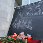 Жители Пензы несут цветы к мемориалу в память о трагедии в Ижевске