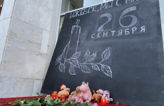 Жители Пензы несут цветы к мемориалу в память о трагедии в Ижевске