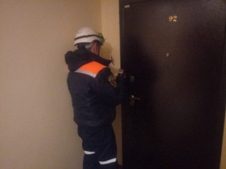 Пензенские спасатели помогли медикам попасть в квартиру к больной женщине