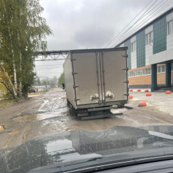 Водители бьют тревогу: в огромной луже на улице Байдукова в Пензе тонут грузовики