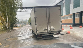 Водители бьют тревогу: в огромной луже на улице Байдукова в Пензе тонут грузовики