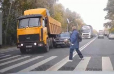 В Пензе женщина-пешеход едва не погибла под колесами грузовика