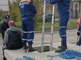 Пензенские спасатели вытащили из колодца провалившегося мужчину
