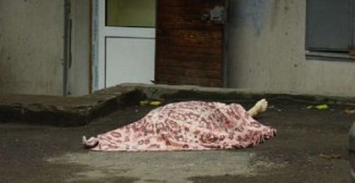 В Пензе 80-летняя бабушка вывалилась из окна и разбилась насмерть на глазах у родни
